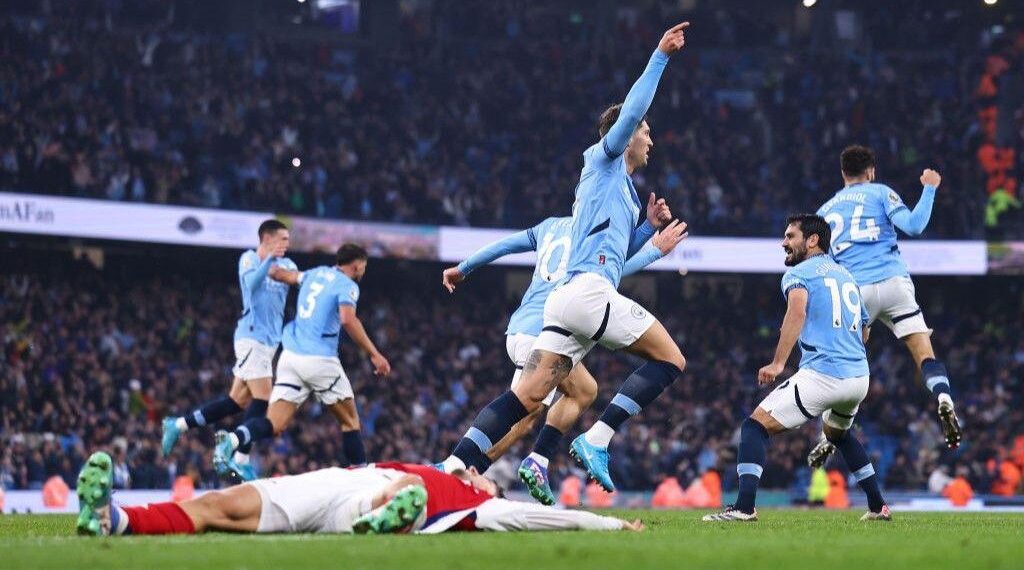 Manchester City beat Arsenal 2–1 to boost title chances