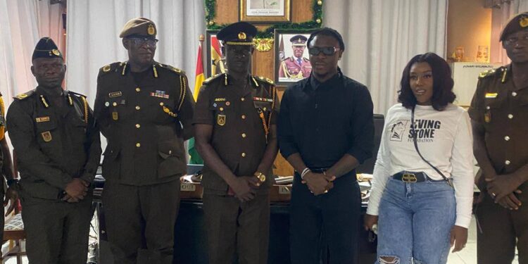 Stonebwoy visits Nsawam prison, donates items to inmates