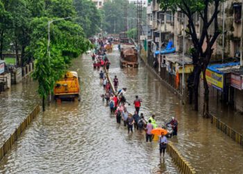 Heavy rains trigger severe flooding in Mumbai