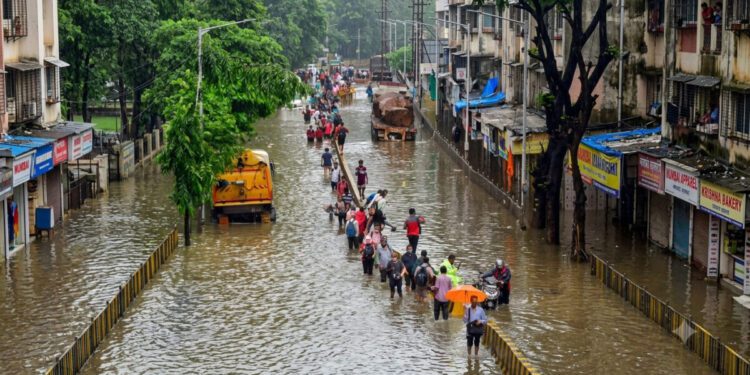 Heavy rains trigger severe flooding in Mumbai