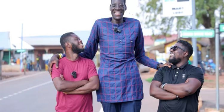 BBC visits the Ghanaian "world’s tallest" man