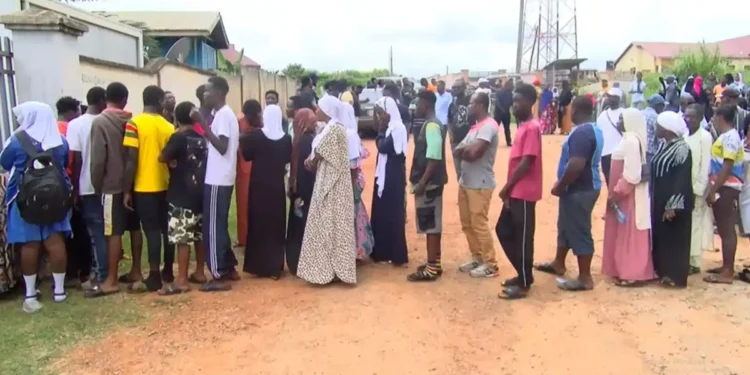 Last-minute rush as hundreds queue for voter registration on final day