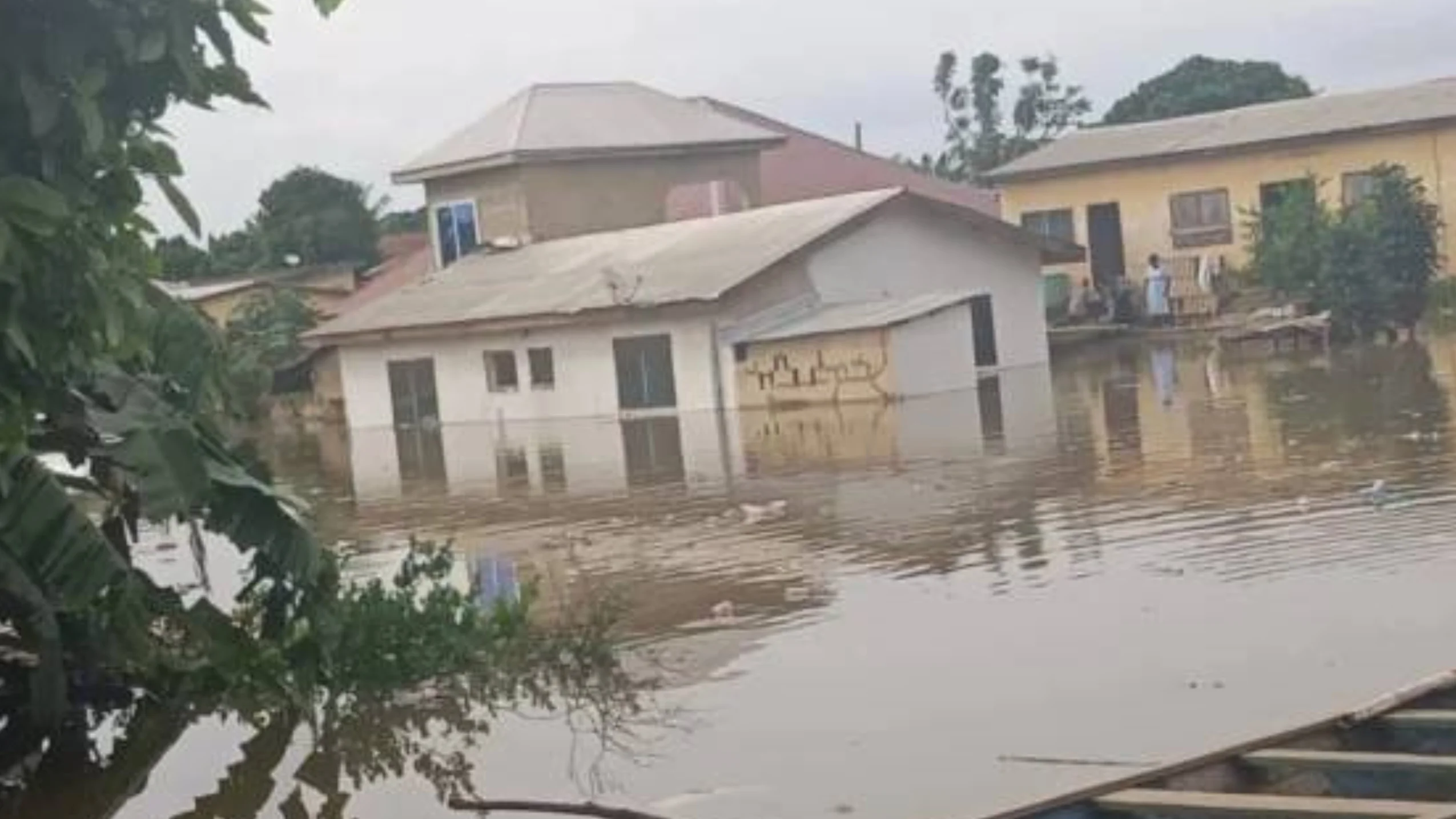 Residents displaced by Akosombo dam spillage find temporary shelter : Ghana News