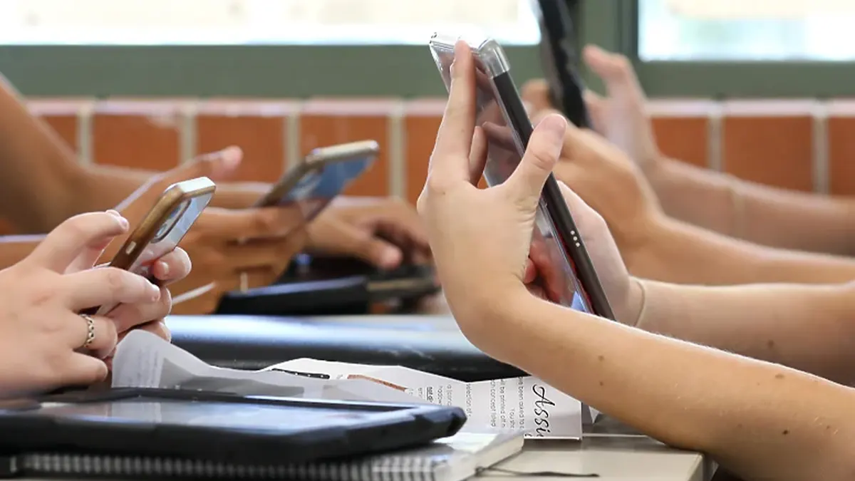 Unesco calls for smartphone ban in schools globally