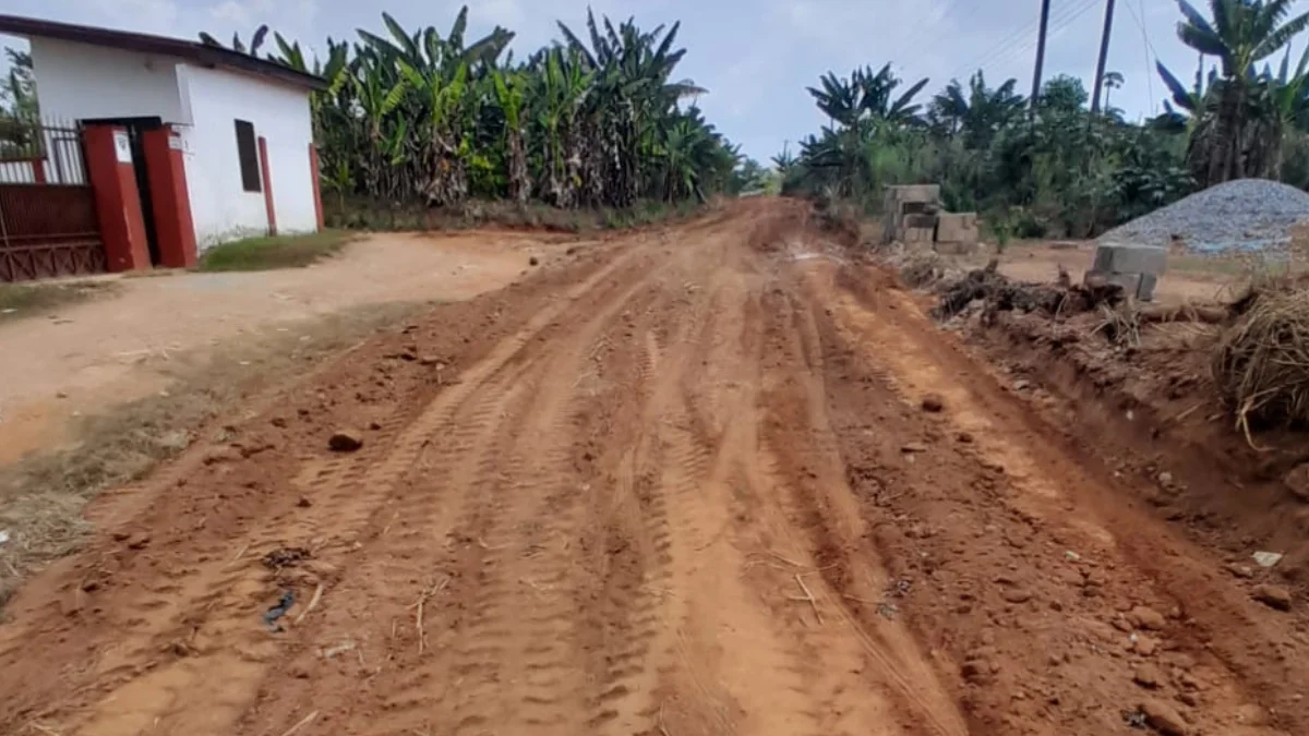 Chief mobilizes community to reshape seven-kilometre road in Ntanor: Ghana News
