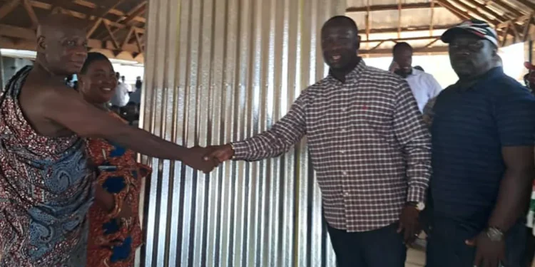 Ellembelle MP donates iron sheets to complete chief’s palace