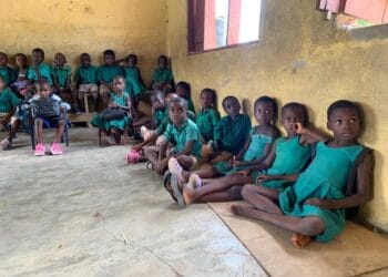 Volta Regional Minister rescues KG pupils sitting on bare floor to learn 